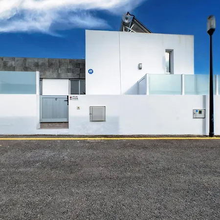 Будинок відпочинку Cassia - Private Pool, Foosball, Bbq, Air-con And Sat Tv By Lanzarote *